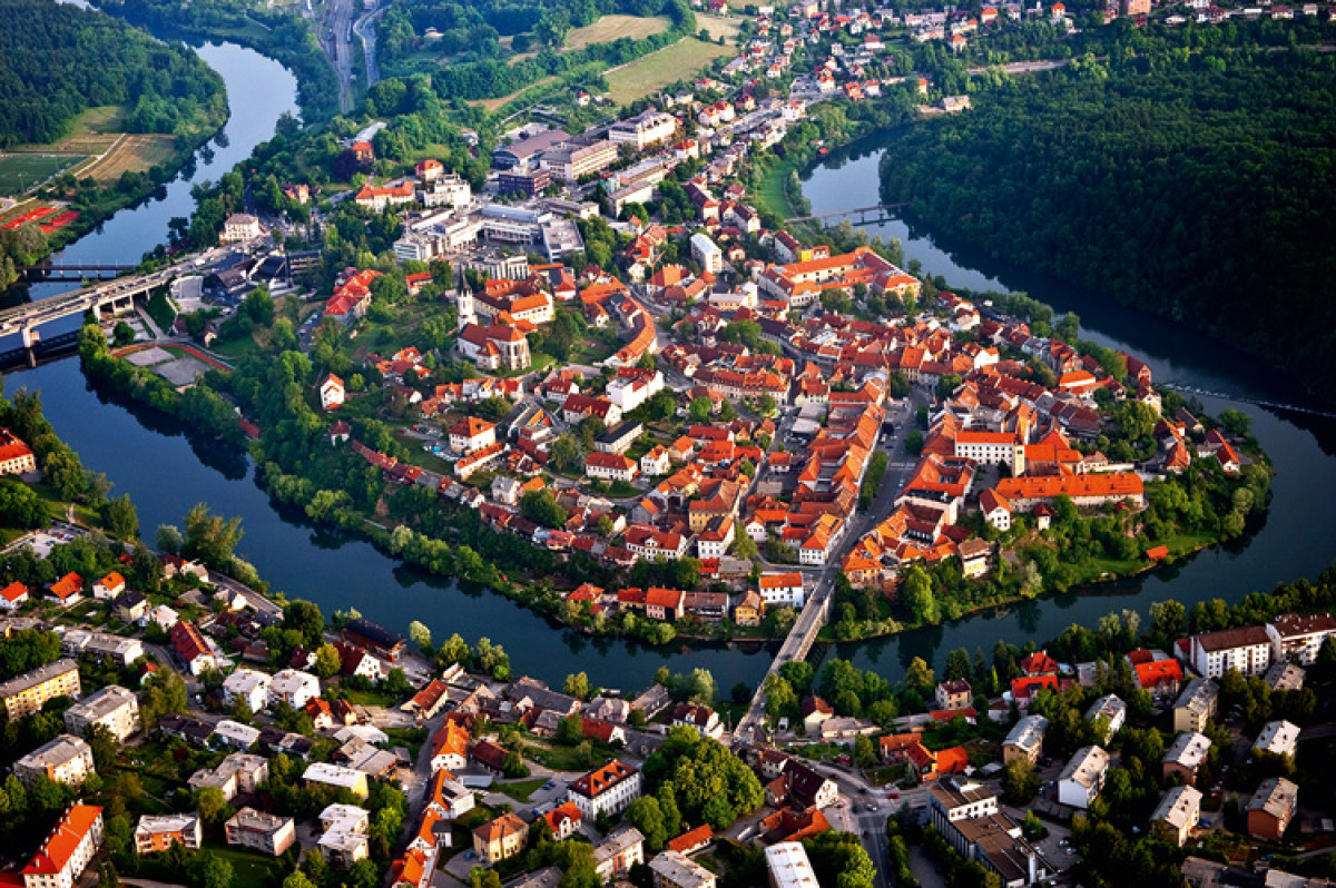 Ново место словения. Novo mesto Словения. Марибор город в Словении. Река КРКА В Ново место в Словении. Брежец город Словения.